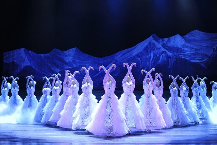 哈萨克族舞蹈《天鹅》.(图片来源:《欧洲时报》)