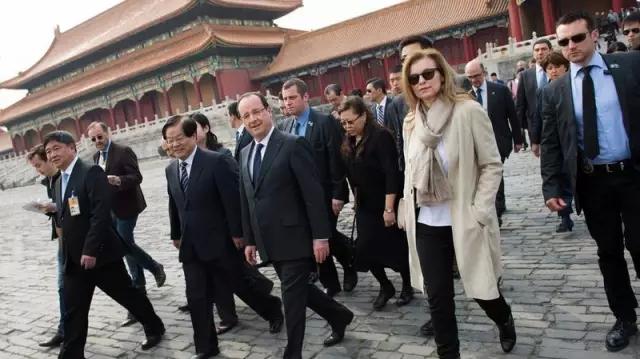 2013年4月,法国总统奥朗德与时任女友瓦莱里访问中国.